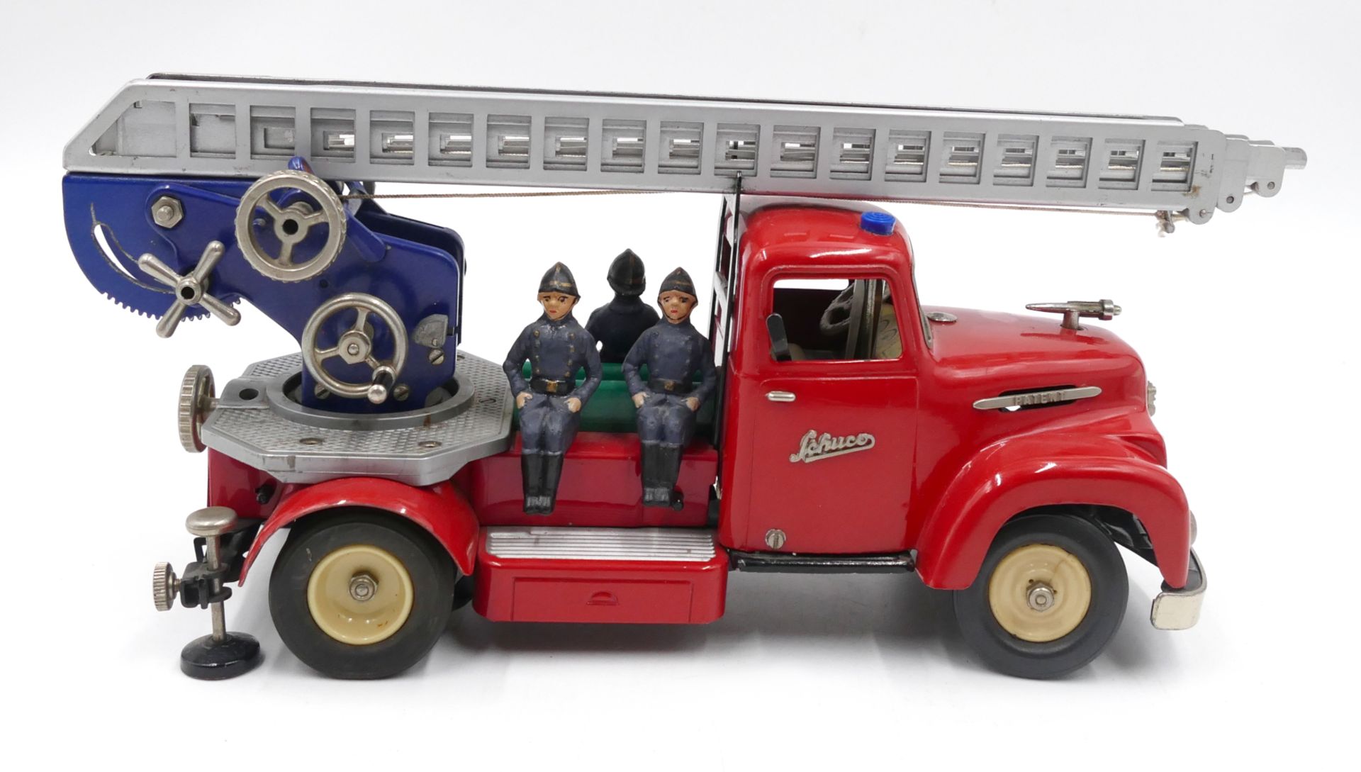 1 Feuerwehrleiterwagen SCHUCO "N6070" rot lackiertes Blech mit Zubehör, ca. L 29cm, min. ber., Asp./ - Bild 3 aus 5