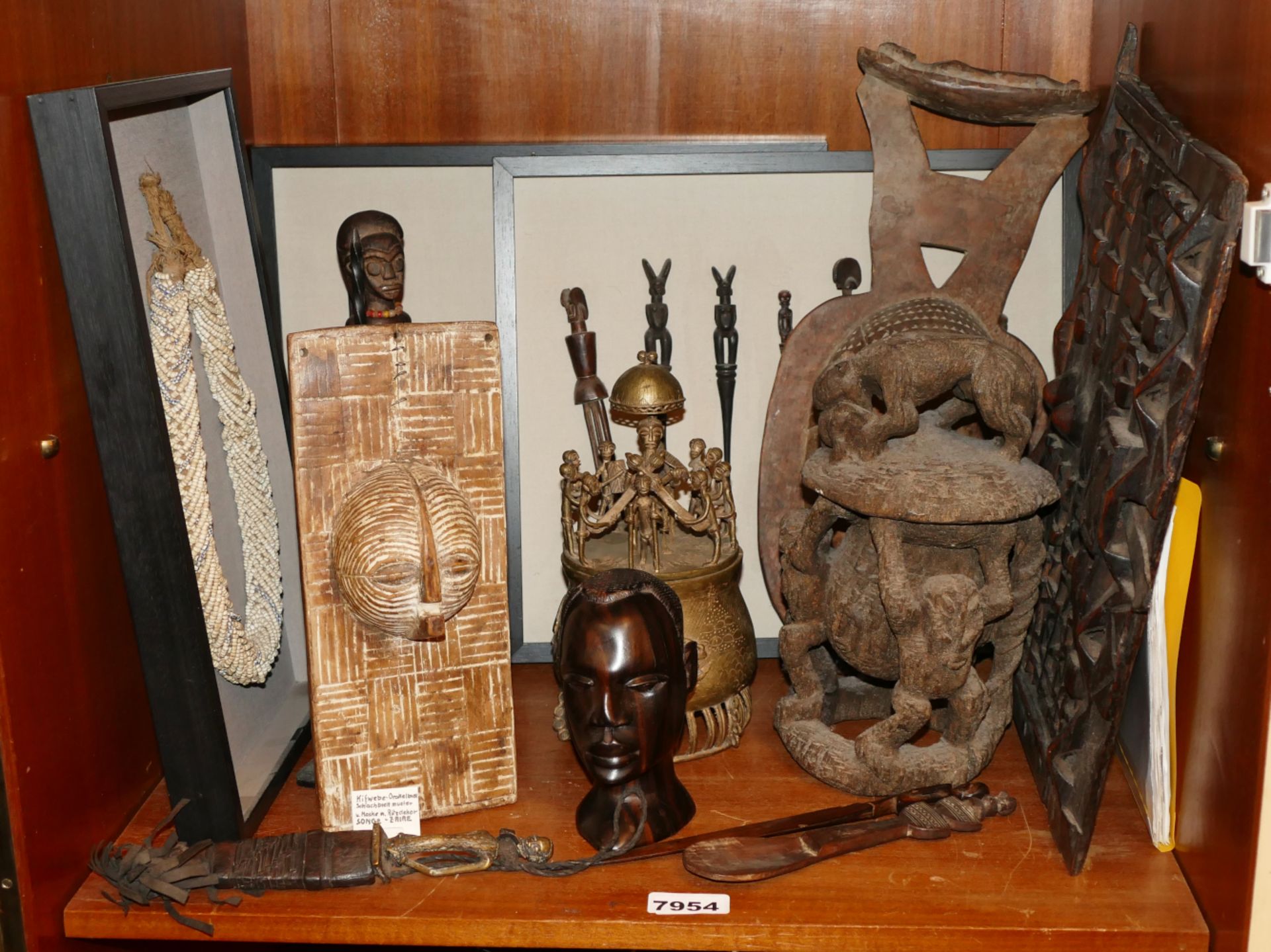 1 Konv. afrikanische Stammesobjekte z.B. 1 Kifwebe-Orakelbrett aus Songe-Zaire ca. H 30,5cm Preis lt - Bild 2 aus 2