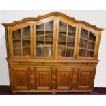 1 Vitrinenschrank 20. Jh. Holz, Aufsatz frontseitig verglast/versprosst, ca. 219x257x45cm, z.T. min.