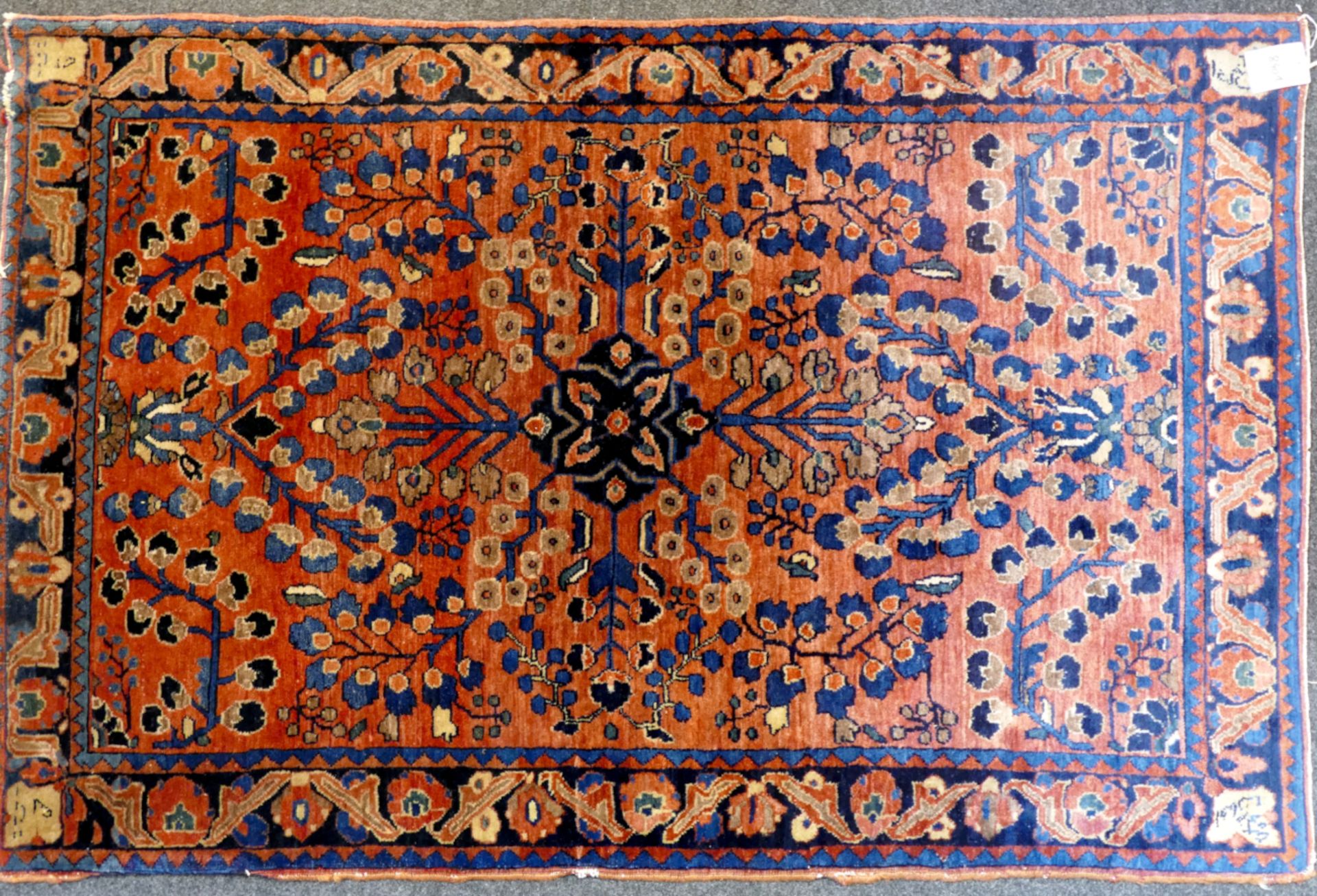 3 Teppiche 20. Jh. z.T. Seide: 1x GHOM altrosagrundiges Mittelmedaillon ca. 158x106cm, 1 Wandteppich - Bild 2 aus 3