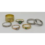 1 Paar Eheringe Platin 950, 1 Ring GG 14ct., mattiert, 1 Ring GG 18ct., mit kleinem Smaragd sowie 3