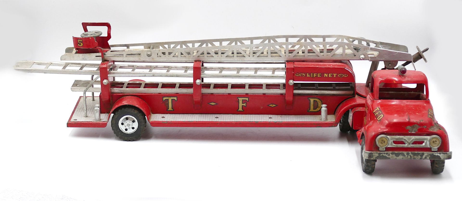 1 Feuerwehrleiterwagen TONKA, USA "T.F.D. No. 5" wohl 1950er Jahre, rot lackierter Stahl u.a., ca. L