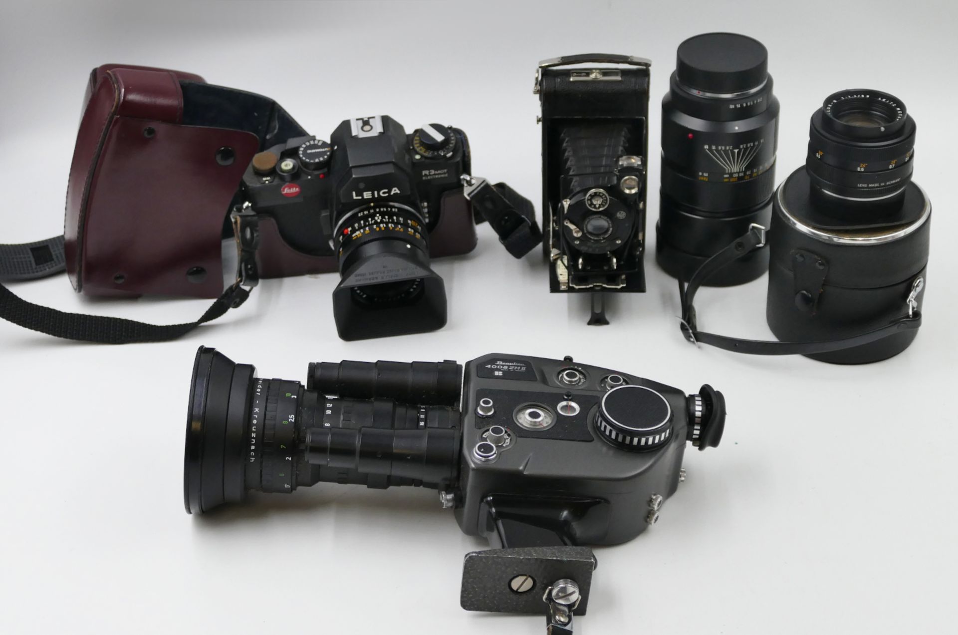 1 Konv.: 3 Fotoapparate: LEICA "R3-MOT" und MINOX "35 EL" je mit Bedienungsanleitung sowie VOIGTLÄND
