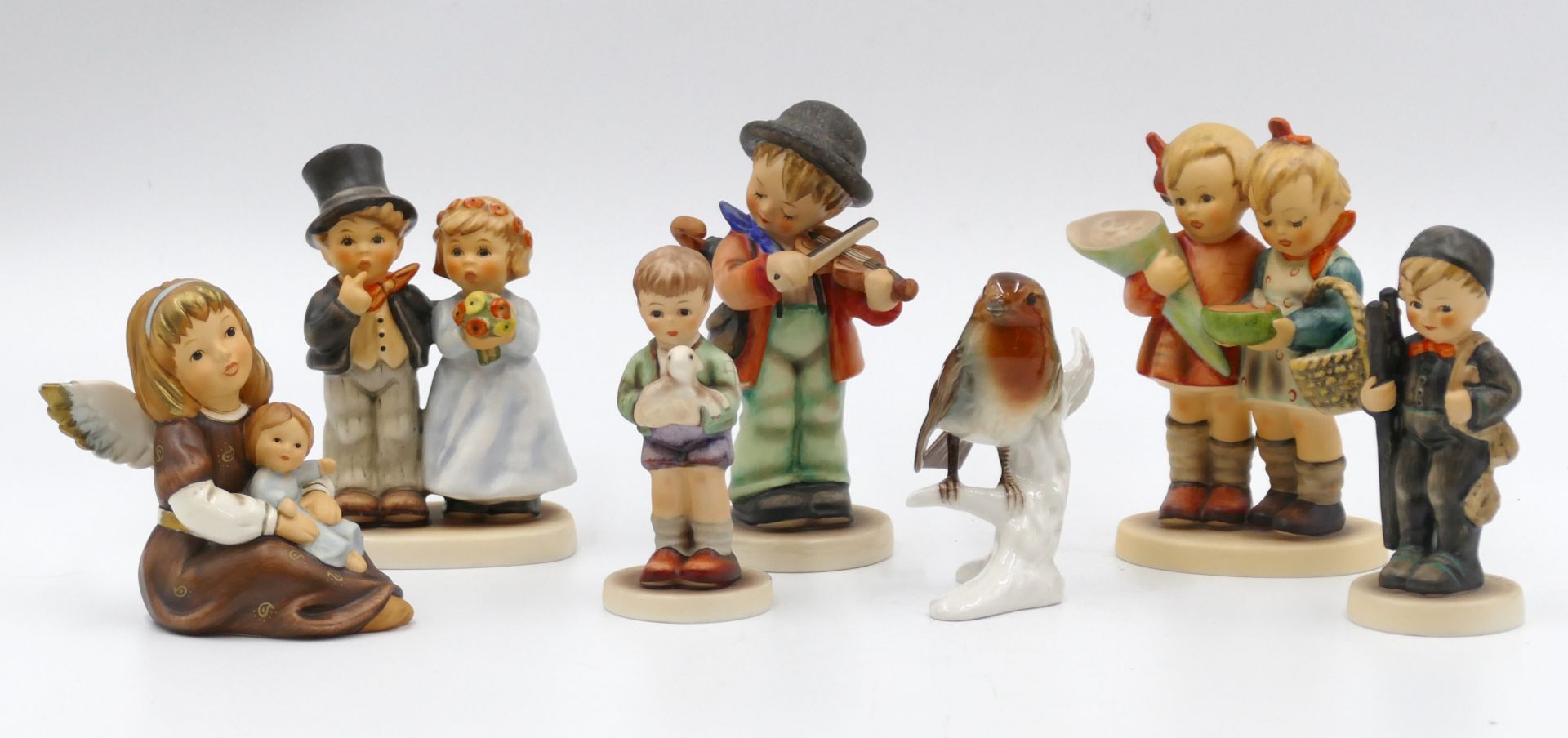 33 Porzellanfiguren GOEBEL, v.a. "Hummel" und "Weihnacht" z.B. "Hausmütterchen" ca. H 12,5cm, "Hochz