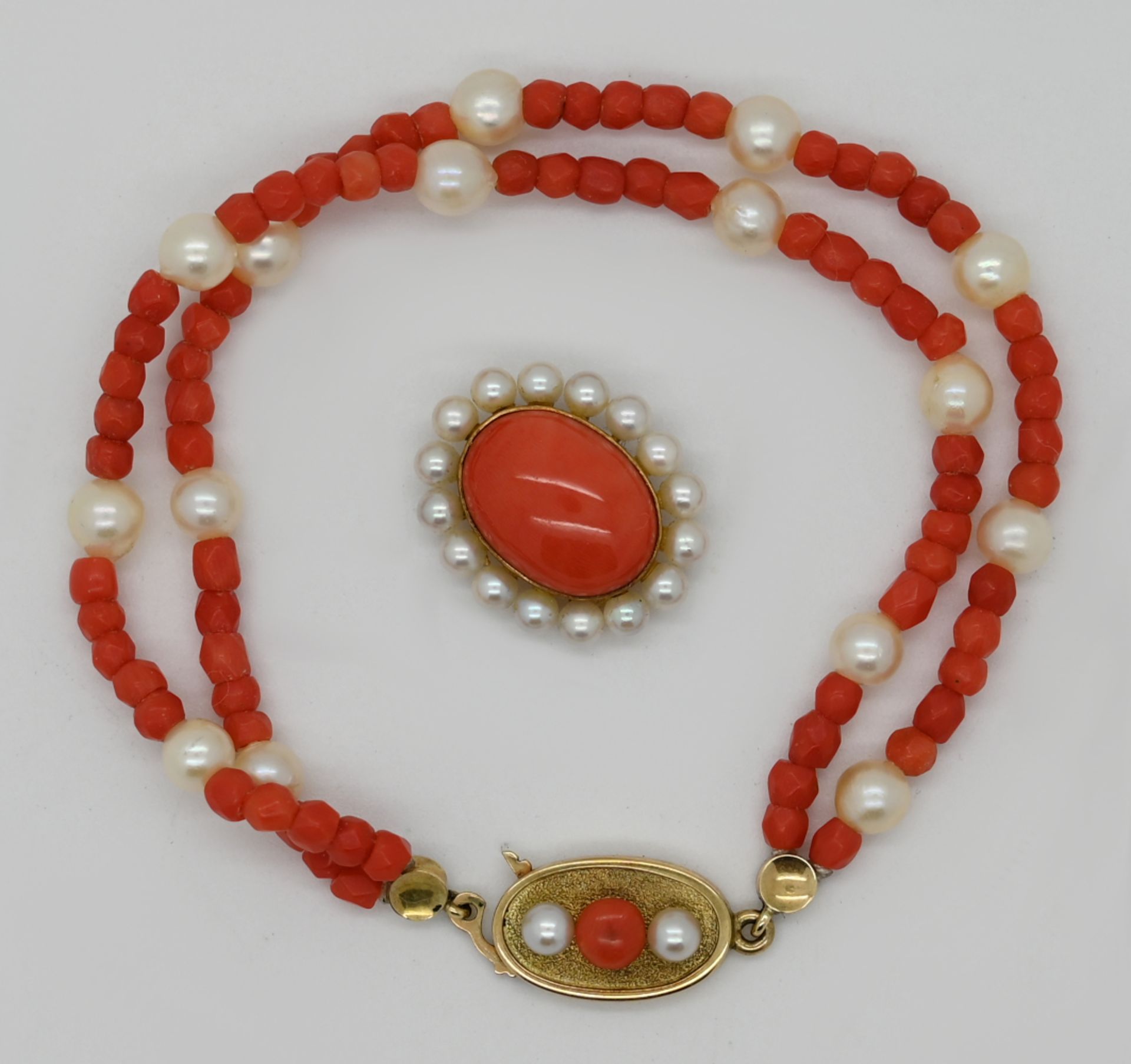 1 Damenarmband GG 14ct., mit Korallen und Perlen sowie 1 Anhänger, Handarbeit, undeutlich gestempelt
