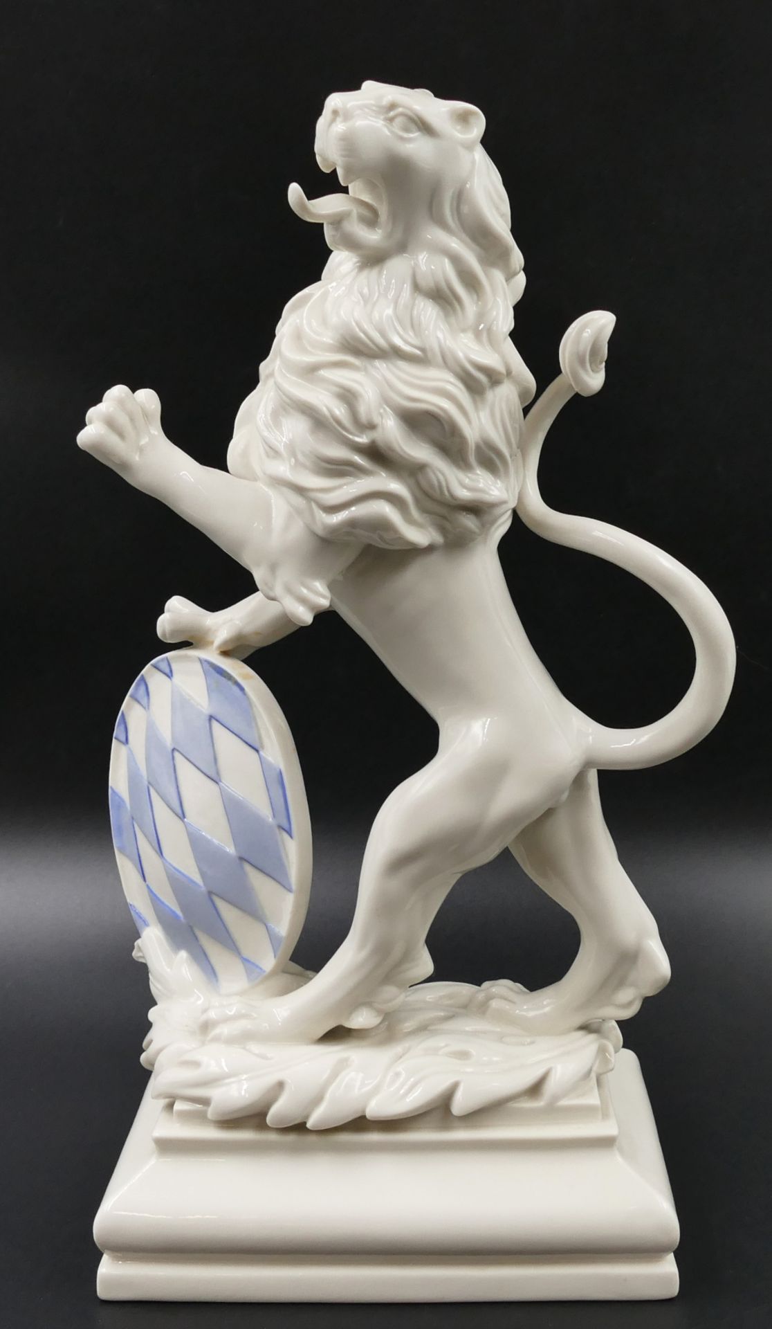 1 Porzellanfigur NYMPHENBURG "Heraldischer Löwe" Entwurf: Ernst Andreas RAUCH (wohl 1901-1990), Mod