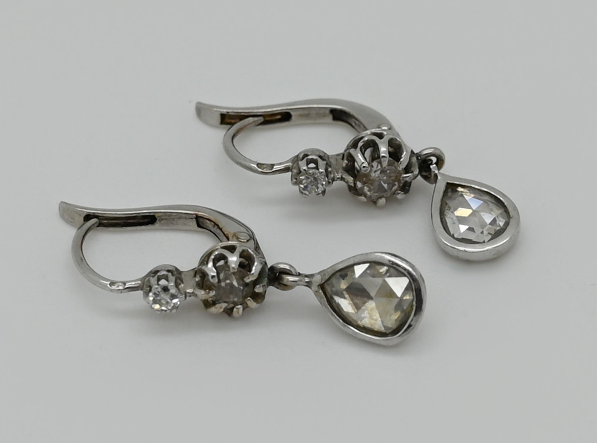 1 Paar Ohrringe undeutl. gestempelt, wohl WG mit tropfenförmigen Diamantrosen je wohl ca. 0,6ct. und