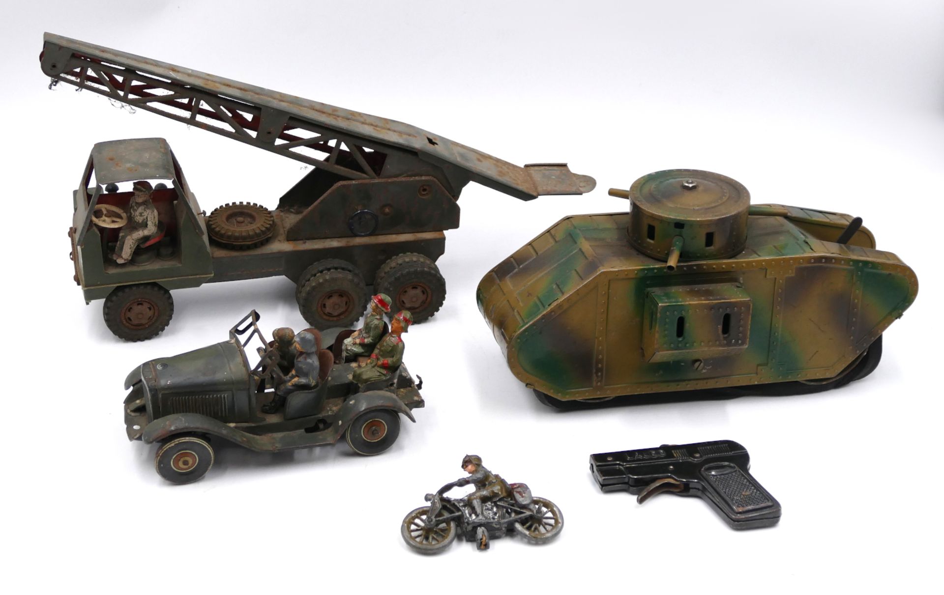 1 Konv. Militärspielzeug (22 Teile) z.B. 3x TIPPCO Nürnberg z.B. "Flugabwehrwagen" ca. L 25cm, "Kübe