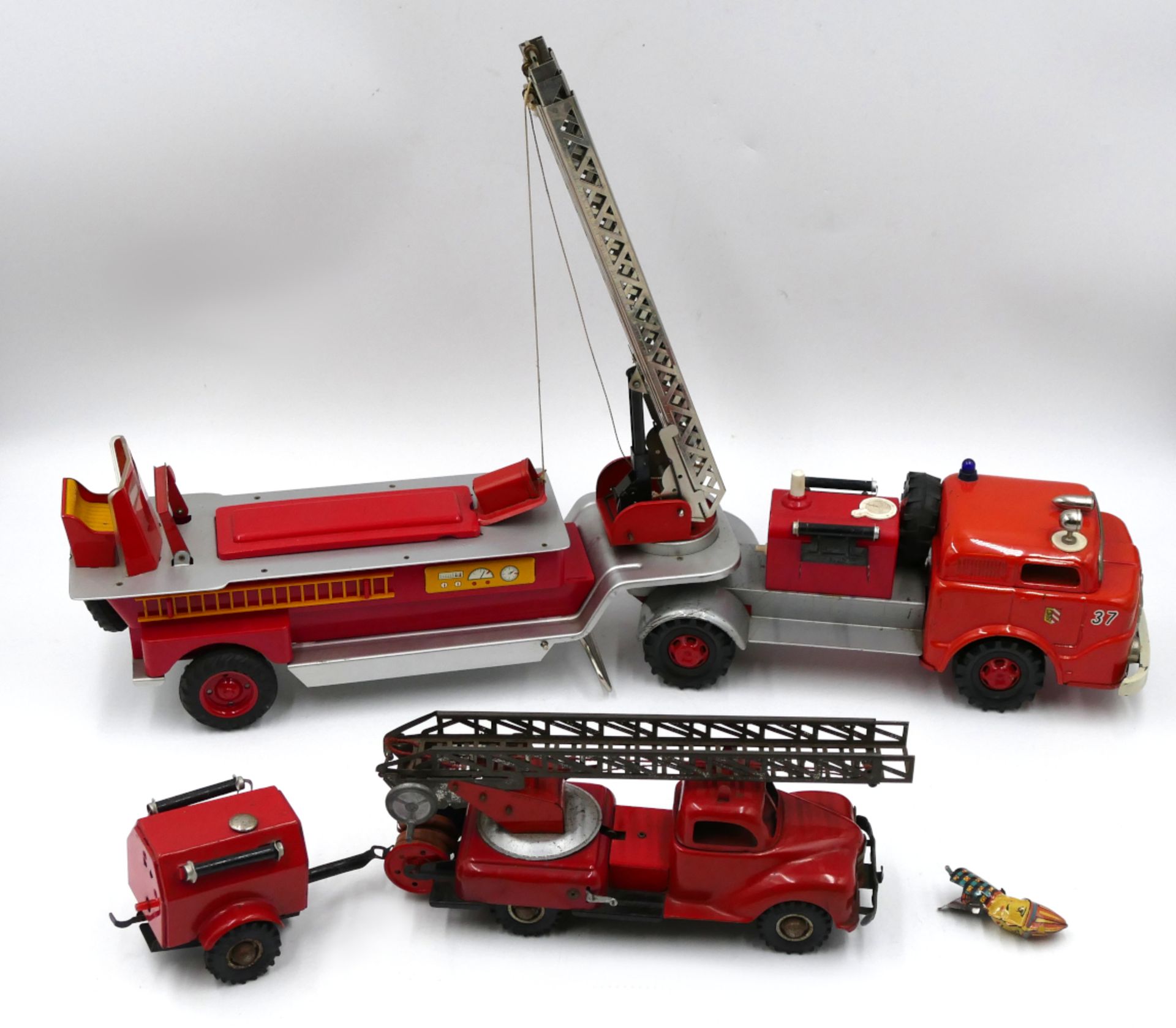 7 Feuerwehrleiterwagen: z.B. 2x GAMA "CMC 37" ca. L 58cm bzw. US-Zone ca. L mit Anhänger 36cm, - Bild 2 aus 2