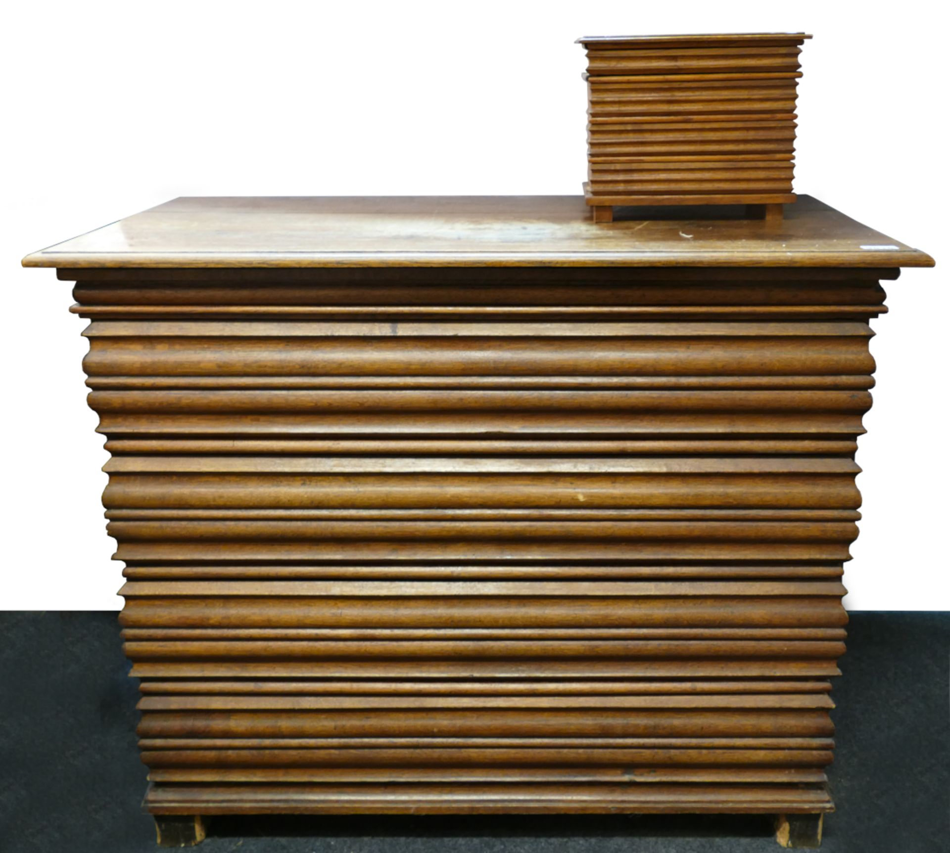 2 Möbel: 1 Wellenkommode Holz wohl 18. Jh., Korpus mit 4 Schubladen und flacher Kopfschublade, auf 4