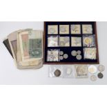 1 Konv. Münzen/Medaillen: Silber/Metall u.a., BRD 5 DM, Euros, Reichsbanknoten u.a. sowie 1 Album Br