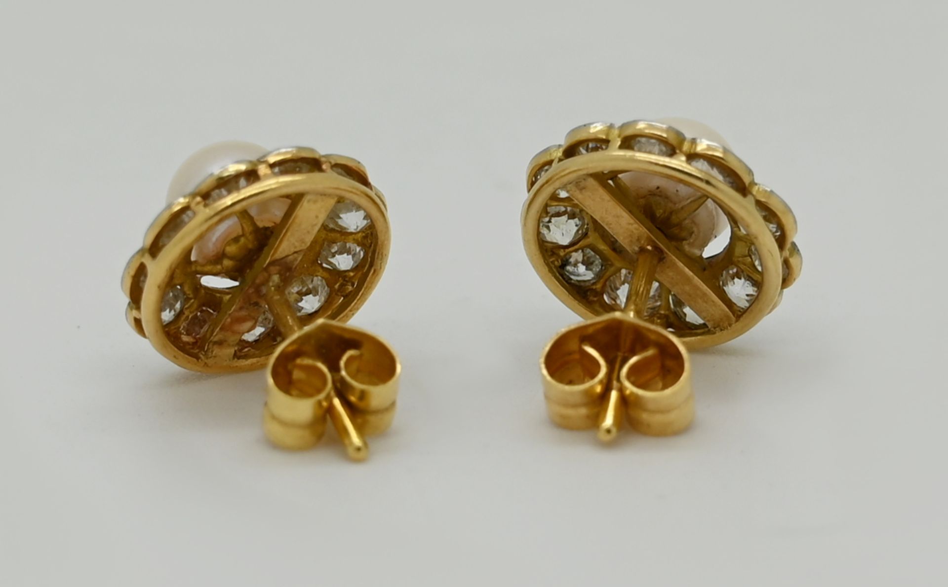 1 Paar Ohrstecker, ungestempelt wohl GG, zentral je 1 Perle, D ca. 0,65cm, mit Altschliffbrillantkra - Bild 2 aus 2