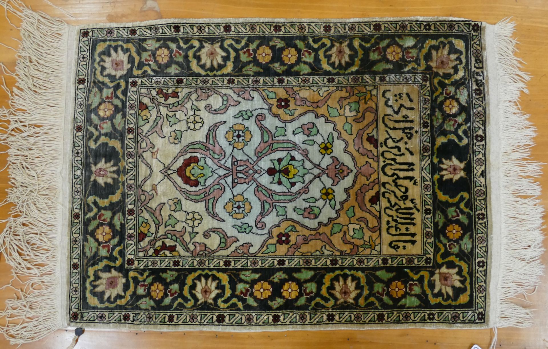 3 Orientteppiche Seide 20. Jh.: 2x HEREKE: "Dreifachreigung" ca. 65x41,5cm, "Floraler Dekor mit Schr