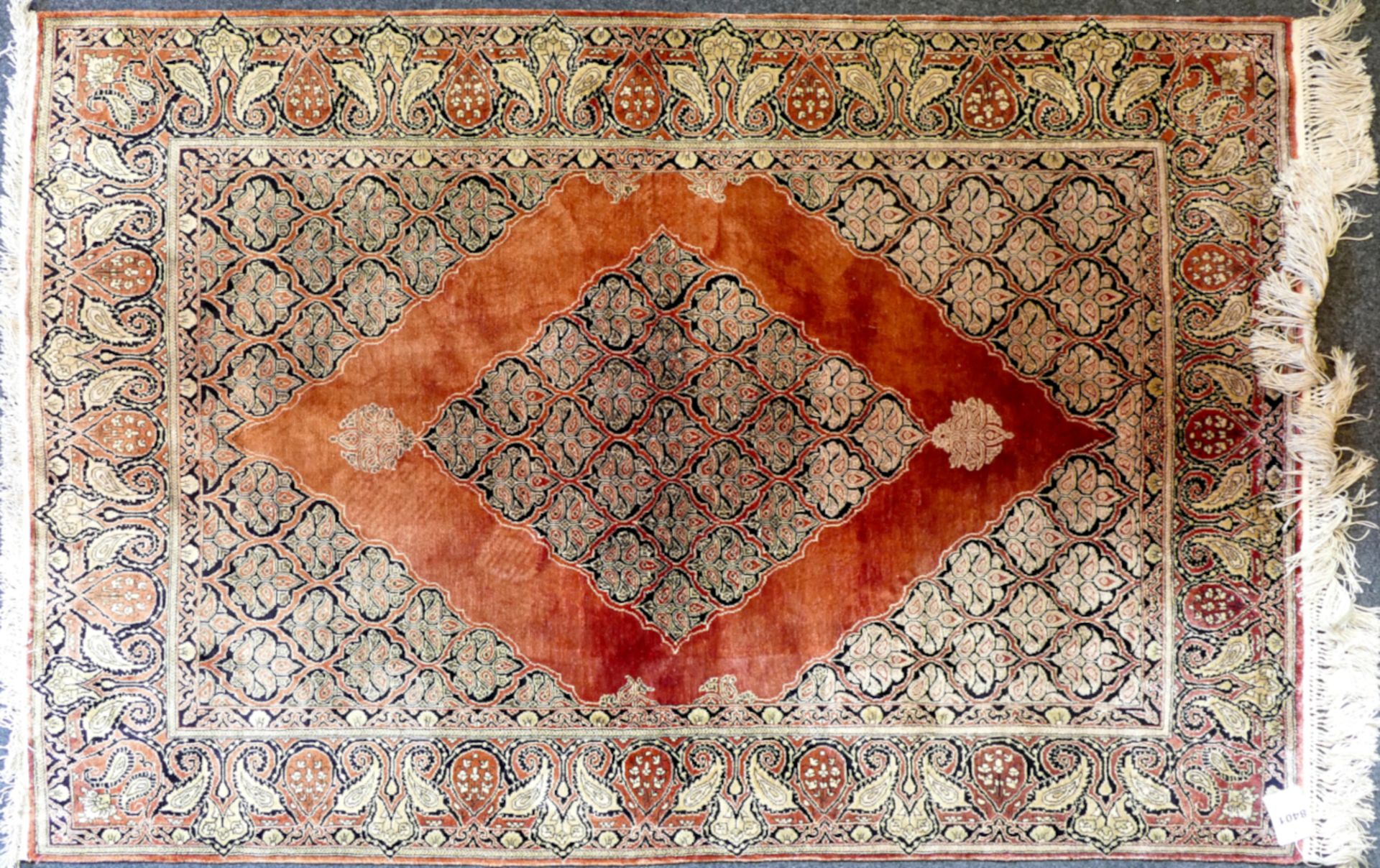 3 Teppiche 20. Jh. z.T. Seide: 1x GHOM altrosagrundiges Mittelmedaillon ca. 158x106cm, 1 Wandteppich - Bild 3 aus 3