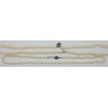 1 Perlenkette, D ca. 0,6cm, Verschluss WG 18ct., mit Rubin sowie 1 zweisträngige Perlenkette D ca. 0