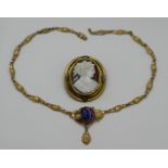 1 Collier Schaumgold, Biedermeier, mit blauem Emaille, 1 Brosche mit Gemme, Montierung ungestempelt,