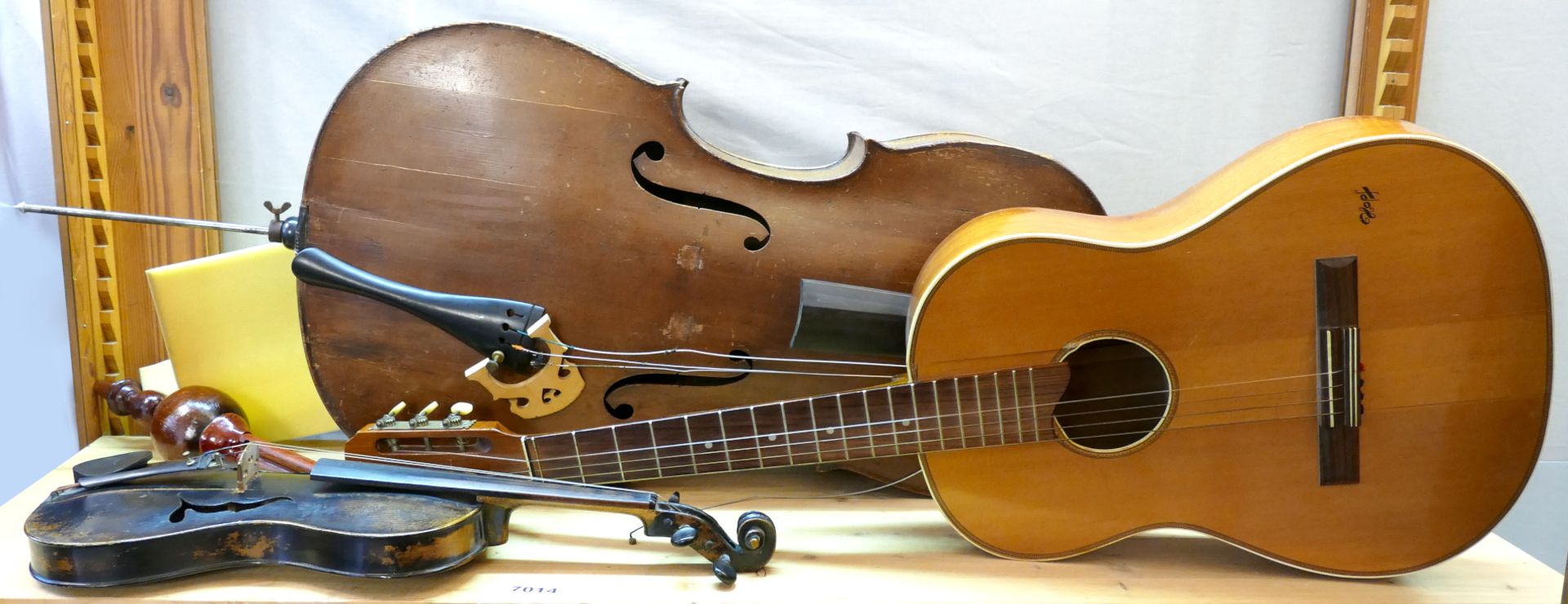 8 Musikinstrumente: 1 Akkordeon HOHNER "Elegance" mit Originaltragekoffer, 1 Cello ca. H 125cm, 1 Gi