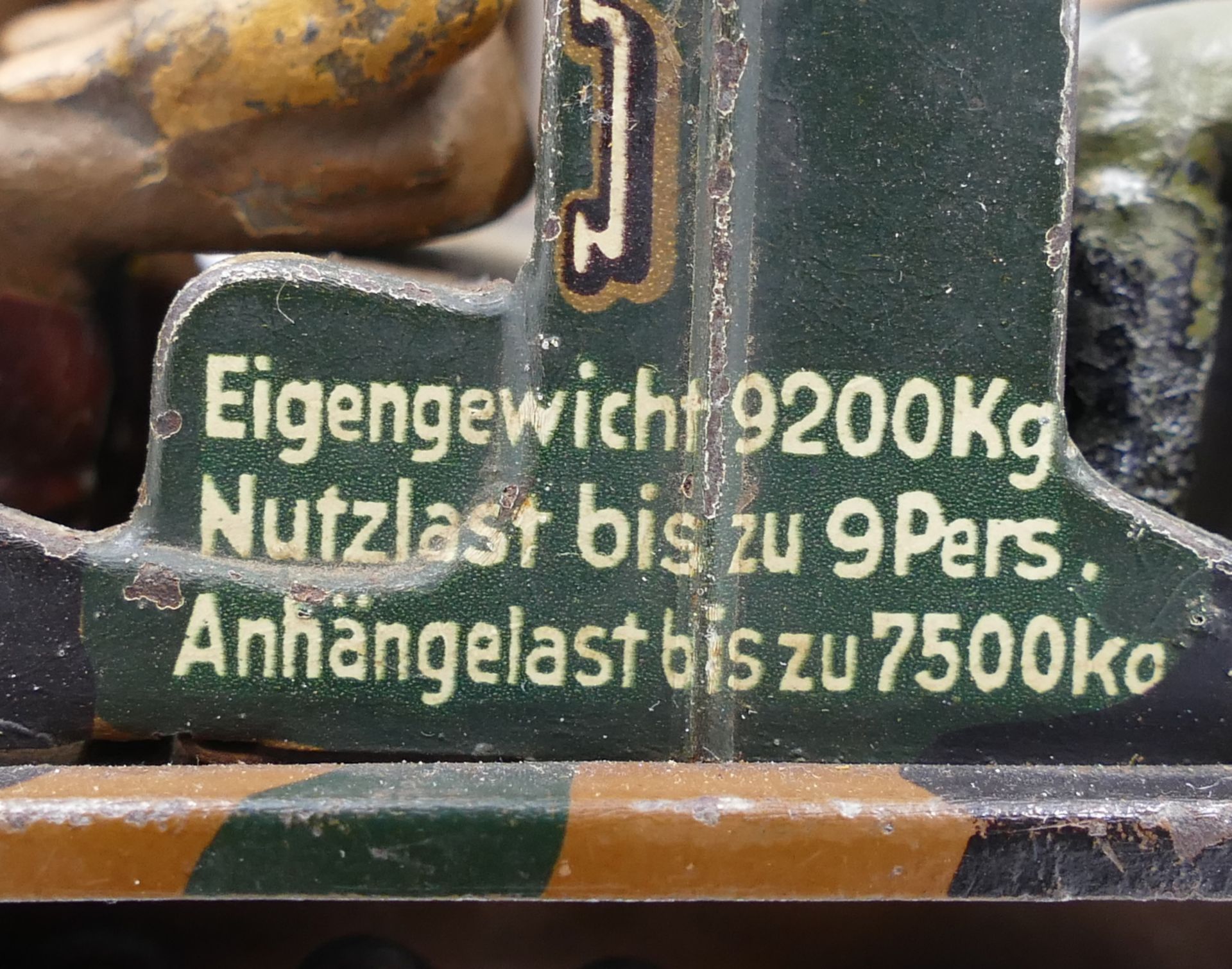 1 Halbkettenfahrzeug TIPPCO Nürnberg "WL 217" lithographiertes Blech mit Mimikryfarben, ca. L 22cm, - Bild 7 aus 9