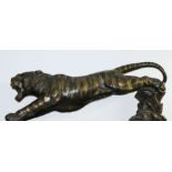 1 Figur wohl Gips metallfarben bemalt lt. EL um 1920, "Jagender Tiger" ca. L 154cm, min. besch. (Far