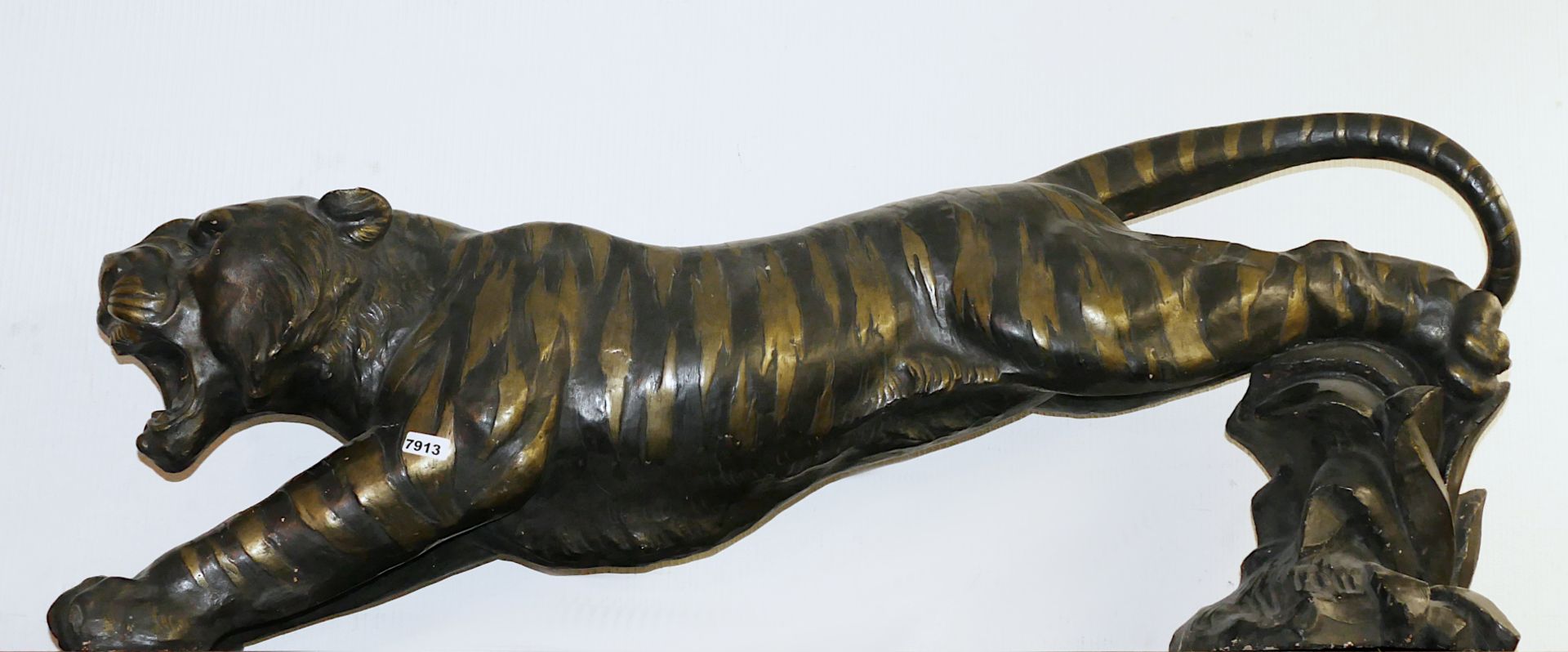 1 Figur wohl Gips metallfarben bemalt lt. EL um 1920, "Jagender Tiger" ca. L 154cm, min. besch. (Far