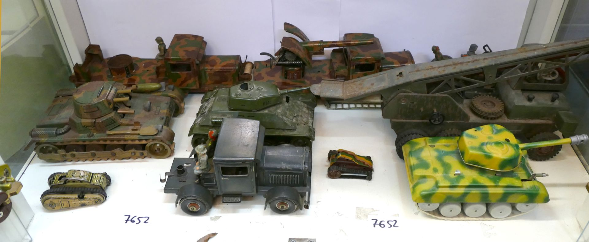 1 Konv. Militärspielzeug (22 Teile) z.B. 3x TIPPCO Nürnberg z.B. "Flugabwehrwagen" ca. L 25cm, "Kübe - Bild 3 aus 3
