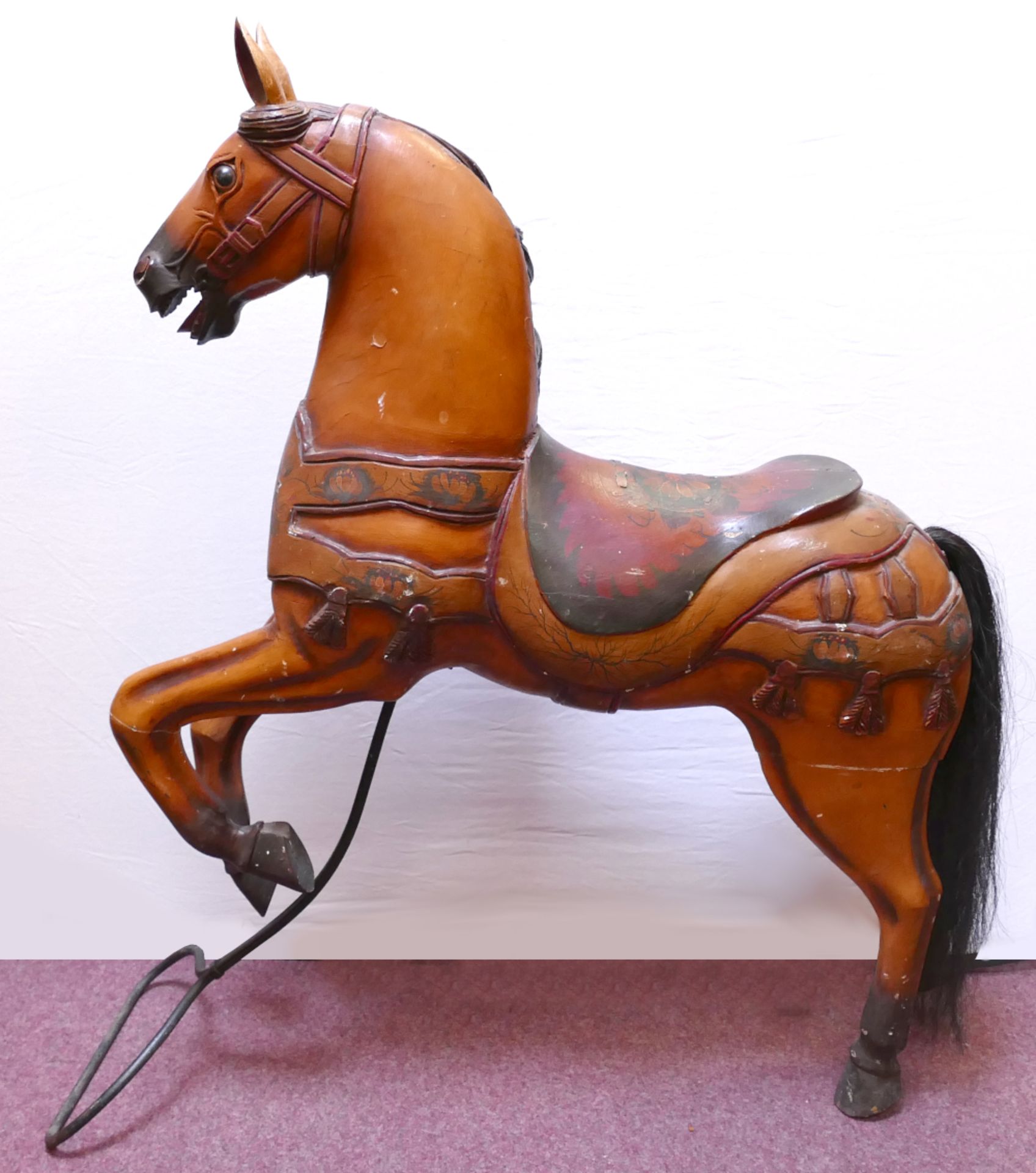 1 Deko-Karussellpferd 20. Jh., Holz bemalt, ca. 123x110x30cm, besch. (Abplatzungen, Risse, u.a.), As