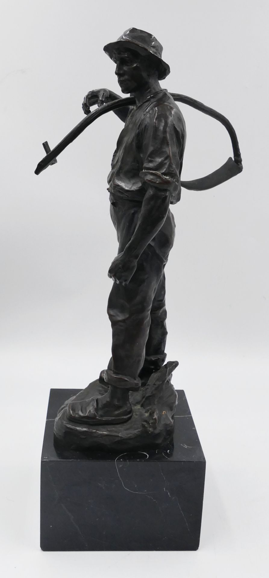 1 Bronzefigur rücks. bez. H. MÜLLER (wohl Hans M. 1873 Wien-1937 Ebd.) "Bauer mit Sense" ca. H 27,5c - Bild 5 aus 6