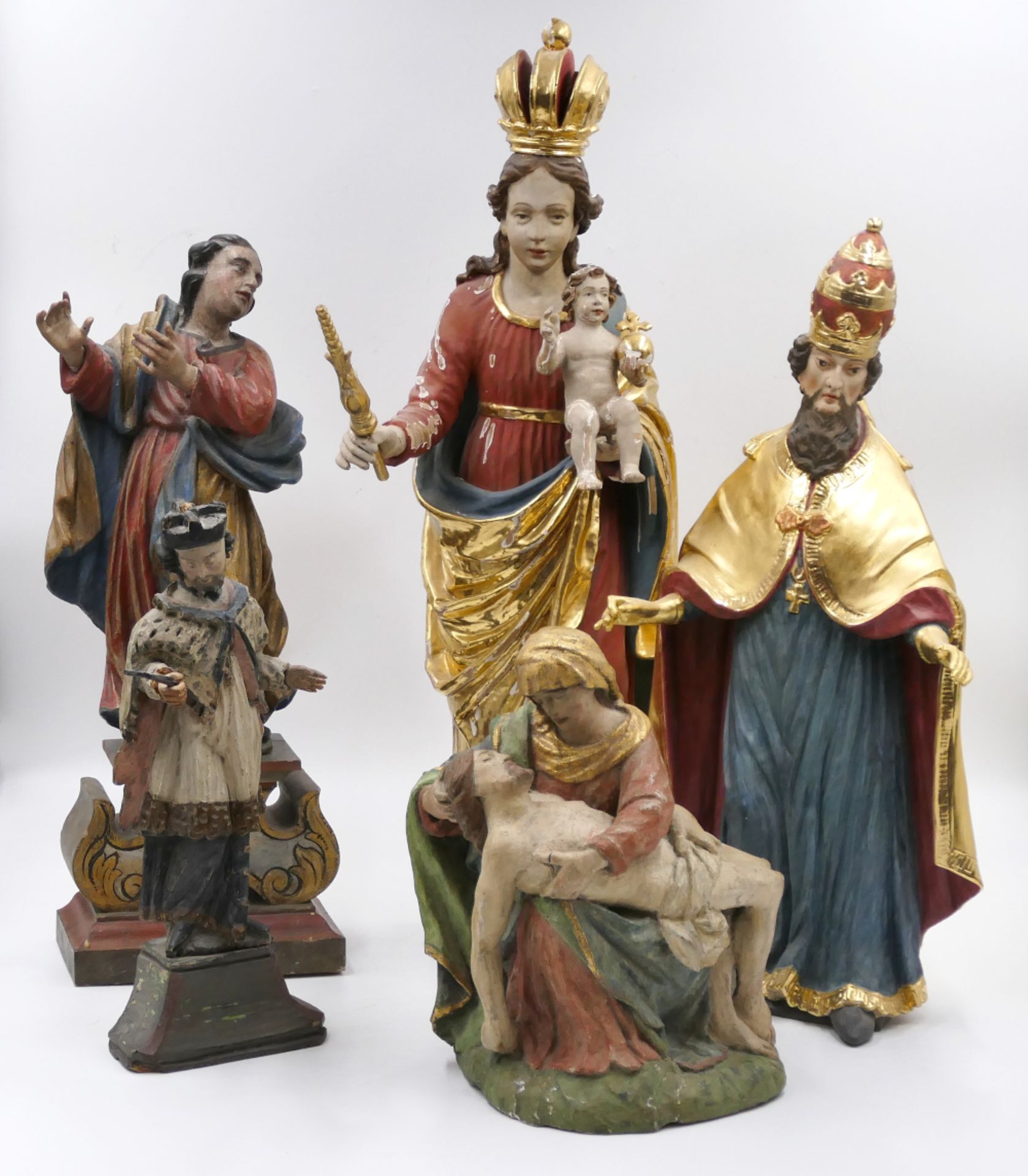 6 Holzfiguren 18. bis 20. Jh. je polychrom gefasst z.B. "Auferstandener Christus" ca. H 83cm, "Heili