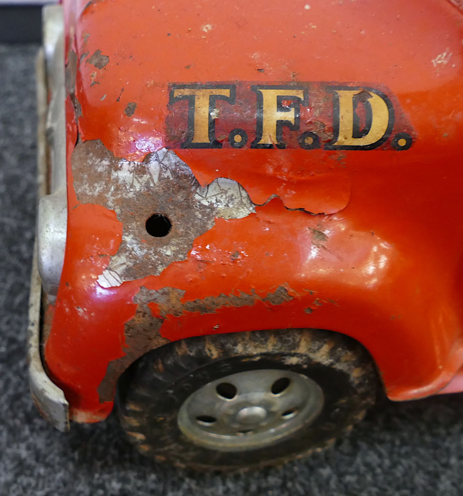 1 Feuerwehrleiterwagen TONKA, USA "T.F.D. No. 5" wohl 1950er Jahre, rot lackierter Stahl u.a., ca. L - Bild 8 aus 8