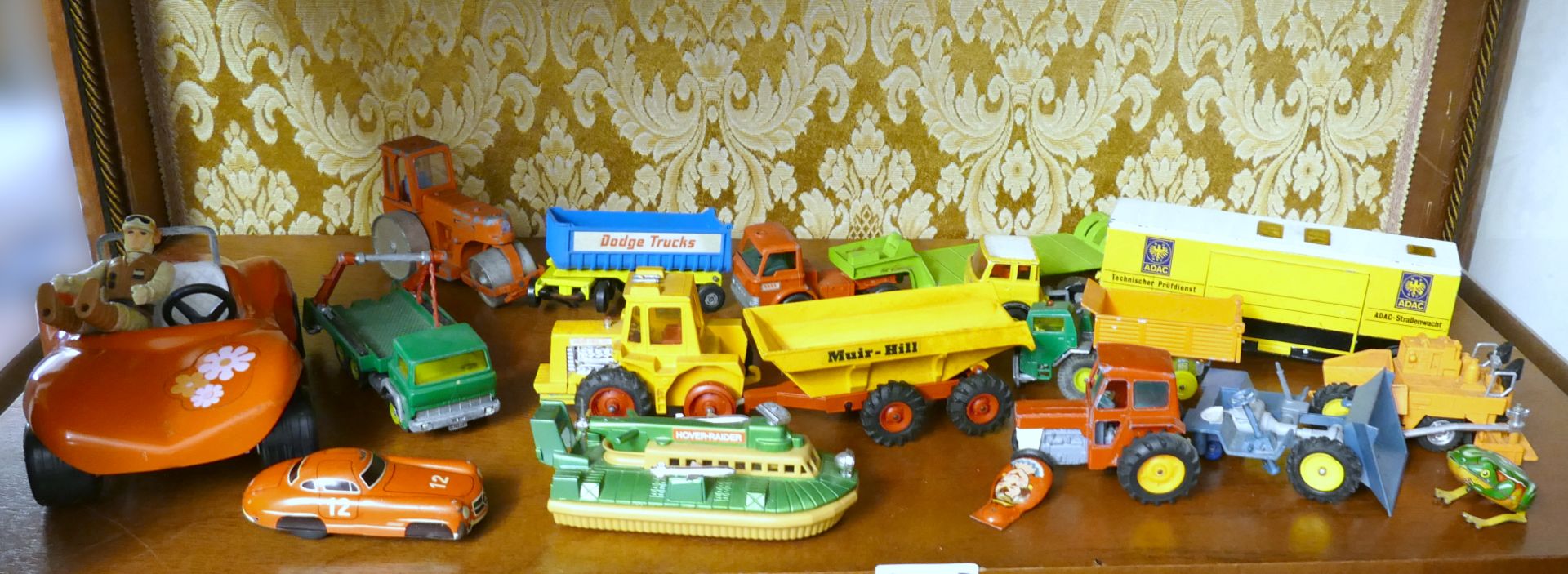 1 Konv. Modellautos v.a. MATCHBOX, min. SCHUCO, SIKO, CORGI, LESNEY, u.a.; Holzspielzeug z.B. Zug HE - Bild 3 aus 3