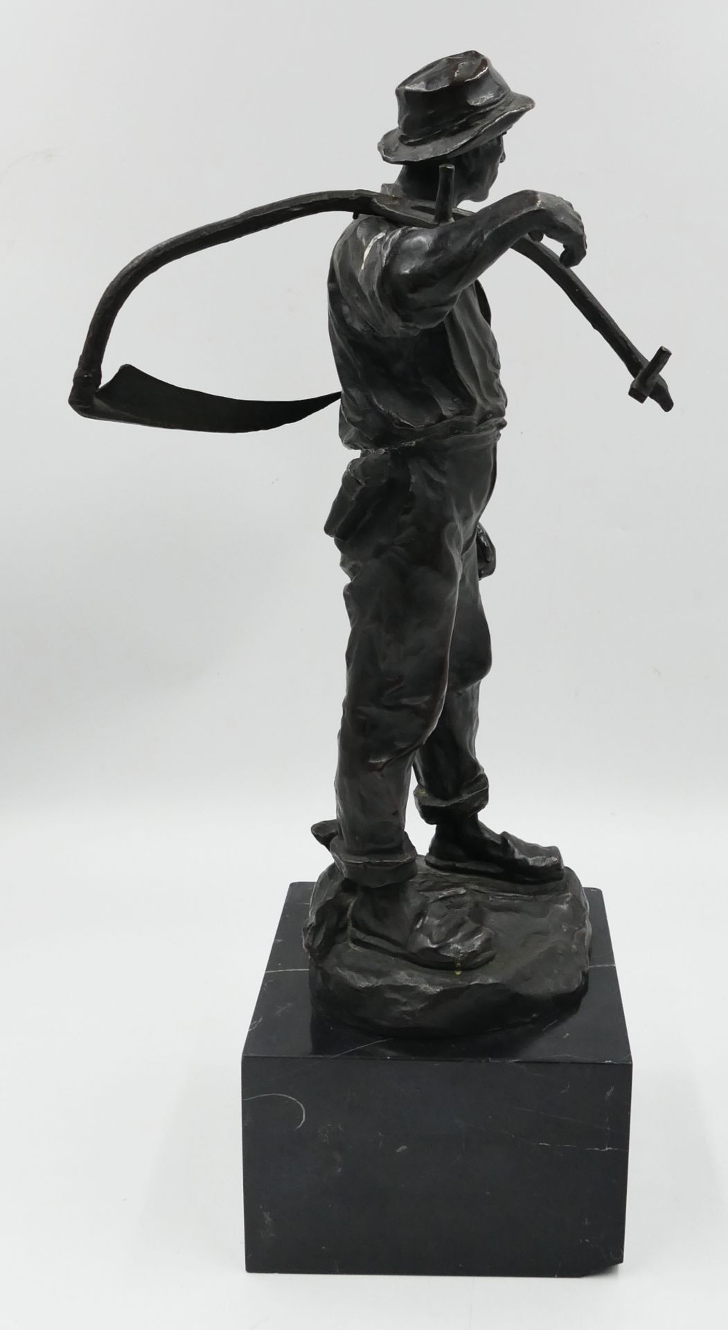 1 Bronzefigur rücks. bez. H. MÜLLER (wohl Hans M. 1873 Wien-1937 Ebd.) "Bauer mit Sense" ca. H 27,5c - Bild 3 aus 6