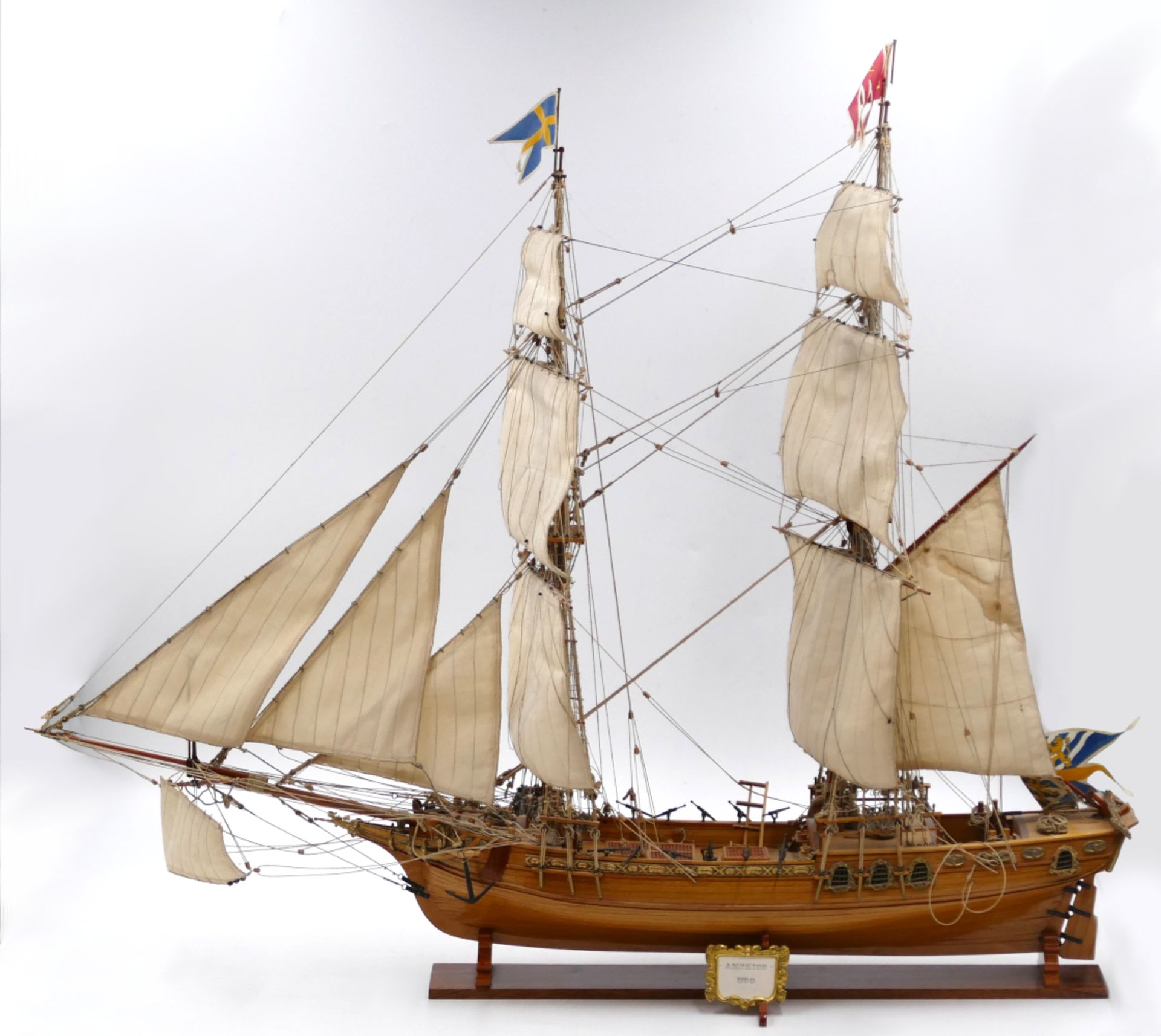 2 Segelschiffmodelle 20. Jh. Holz u.a.: Schwedischer Schnellsegler AMPHION ca. L 85cm, Viermaster ca