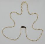 1 Perlenkette sich verjüngend, max. D 0,55cm, Verschluss um 1900, GG/WG 14ct., mit kl. Altschliffbri