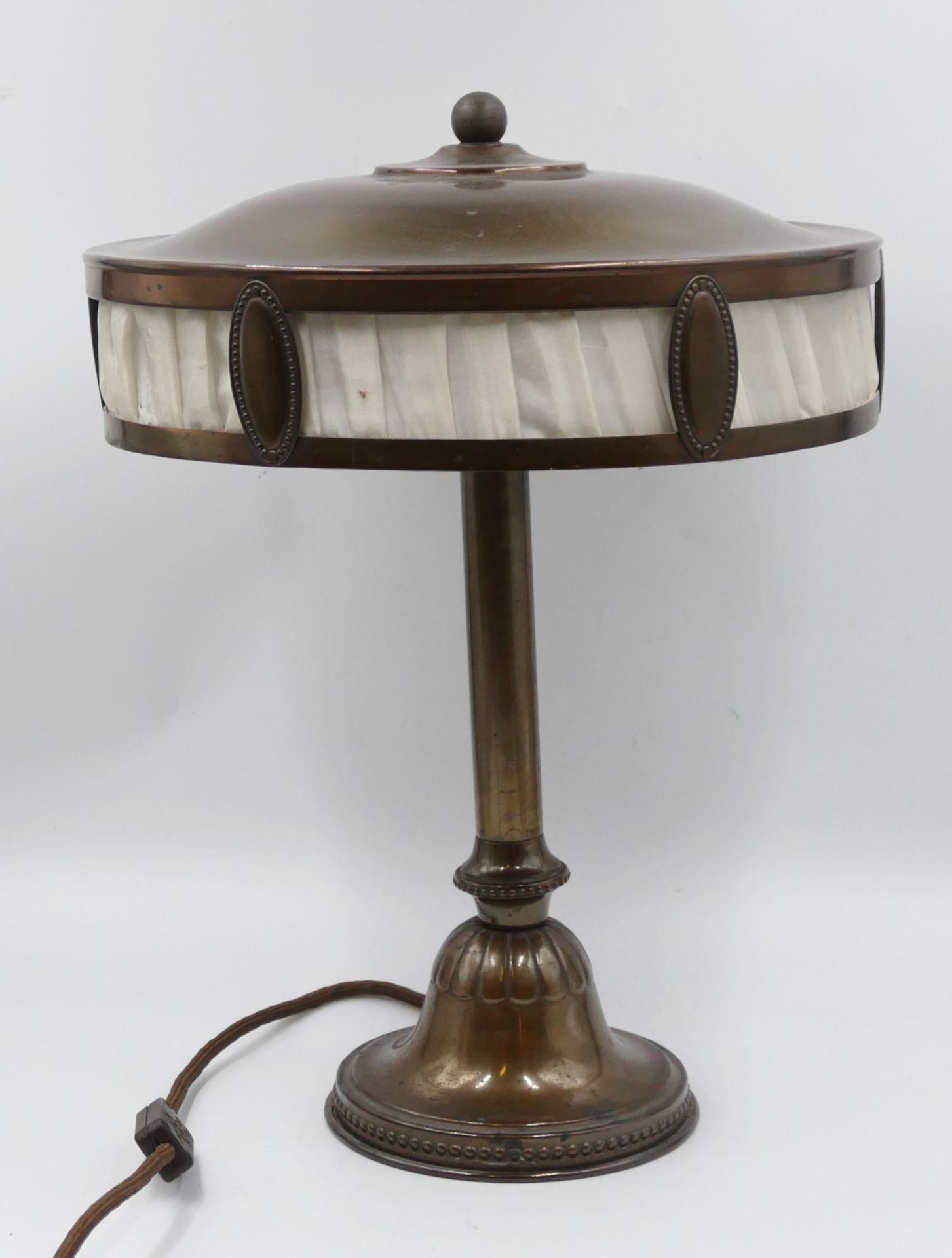 1 Tischlampe Art déco Metall bronziert mit plissiertem Stoffschirmband elektrisch/2-flammig ca. H 45