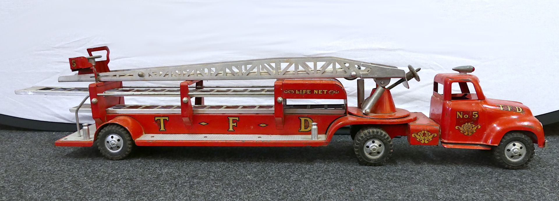 1 Feuerwehrleiterwagen TONKA, USA "T.F.D. No. 5" wohl 1950er Jahre, rot lackierter Stahl u.a., ca. L - Image 2 of 8