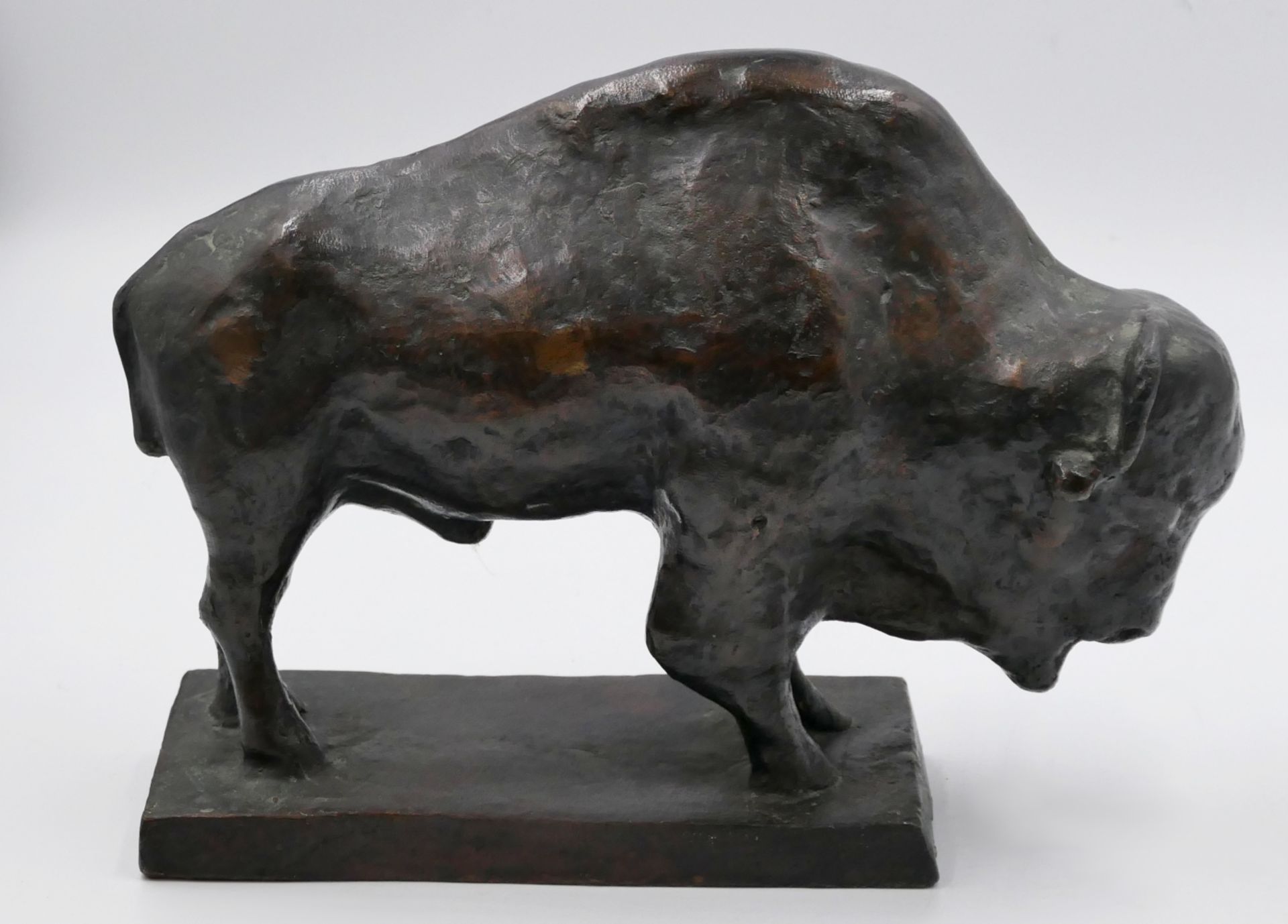 1 Bronzefigur unsign. (wohl 20. Jh.) "Bison" ca. L 30cm, H mit Sockel ca. 21,5cm, Asp. - Image 3 of 4