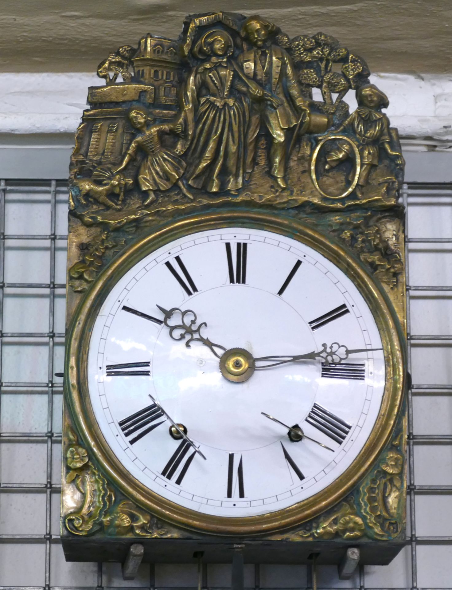 1 Comtoise-Uhr mit emailliertem Metallziffernblatt, Gehäuse mit Messingschild "Spazierende Familie" - Image 2 of 2