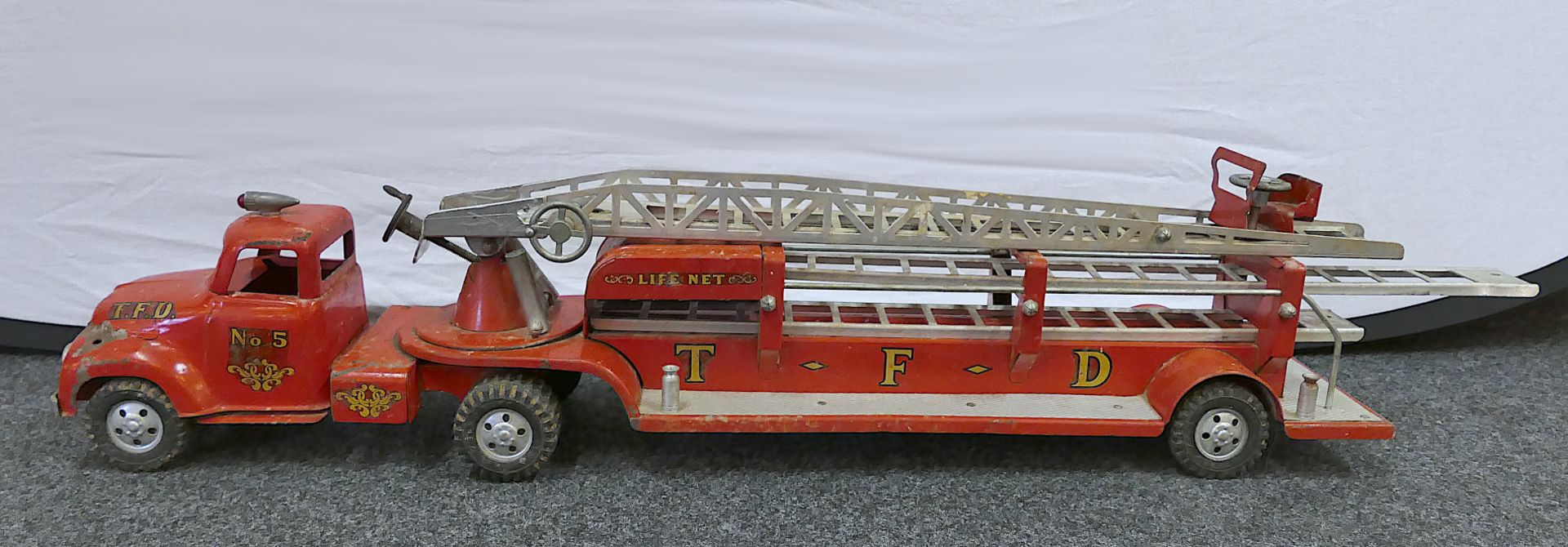 1 Feuerwehrleiterwagen TONKA, USA "T.F.D. No. 5" wohl 1950er Jahre, rot lackierter Stahl u.a., ca. L - Image 4 of 8