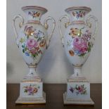 1 Pendent Amphoren-Vasen Augarten Wien, Rosen- und Blumendekor, min. besch. (Sockel), H ca. 40 cm As