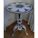 1 Tisch Porzellan Kronenmarke, blau-weiß mit Blumenmuster, H ca. 69 cm Durchmesser ca. 46 cm, Asp.