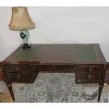 1 Schreibtisch im Empire-Stil, wohl Nussbaum, mit Lederauflage, mit Stuhl & Lampe,