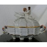 1 Deckeldose Meissen, muschelförmig „Schwan & Putto“, H ca. 12 cm B ca. 18 cm, Asp.