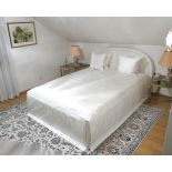 Inhalt eines Schlafzimmers: bem. Bauernschrank, Orientteppich, Kleinware, u.a. Asp.