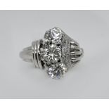 1 Damenring ungest./lt. Beschreibung: WG 14ct. mit 3 Brillanten zus. ca. 3ct. (davon 2x Altschliff)