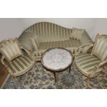 1 Sitzgruppe mit Ottomane, runder Tisch, Teppich Nain, gut erhalten, Asp.