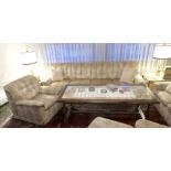 1 Sitzgruppe mit 3 Tischen, Uhr, Leuchter, Glaswaren u.a. Asp (ohne Teppich) Asp.