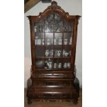 1 Vitrine Nussbaum im holländischen Stil, 20. Jh, wohnfertig mit Glas und Chinaporz.,