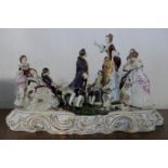 1 Figurengruppe Porzellan rücks. gem., „Höfische Salonszene“, goldstaffiert, H ca. 31 cm, L ca. 51 c