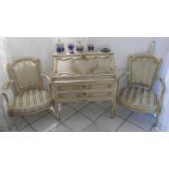 1 Stil-Sekretär mit 2 Fauteuils im Louis-Seize-Stil, mit Glaswaren, H ca. 95 cm B ca. 84 cm,