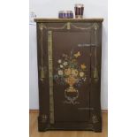 1 bemalter Bauernschrank, 2 Gläser, Textilien, u.a. Asp.